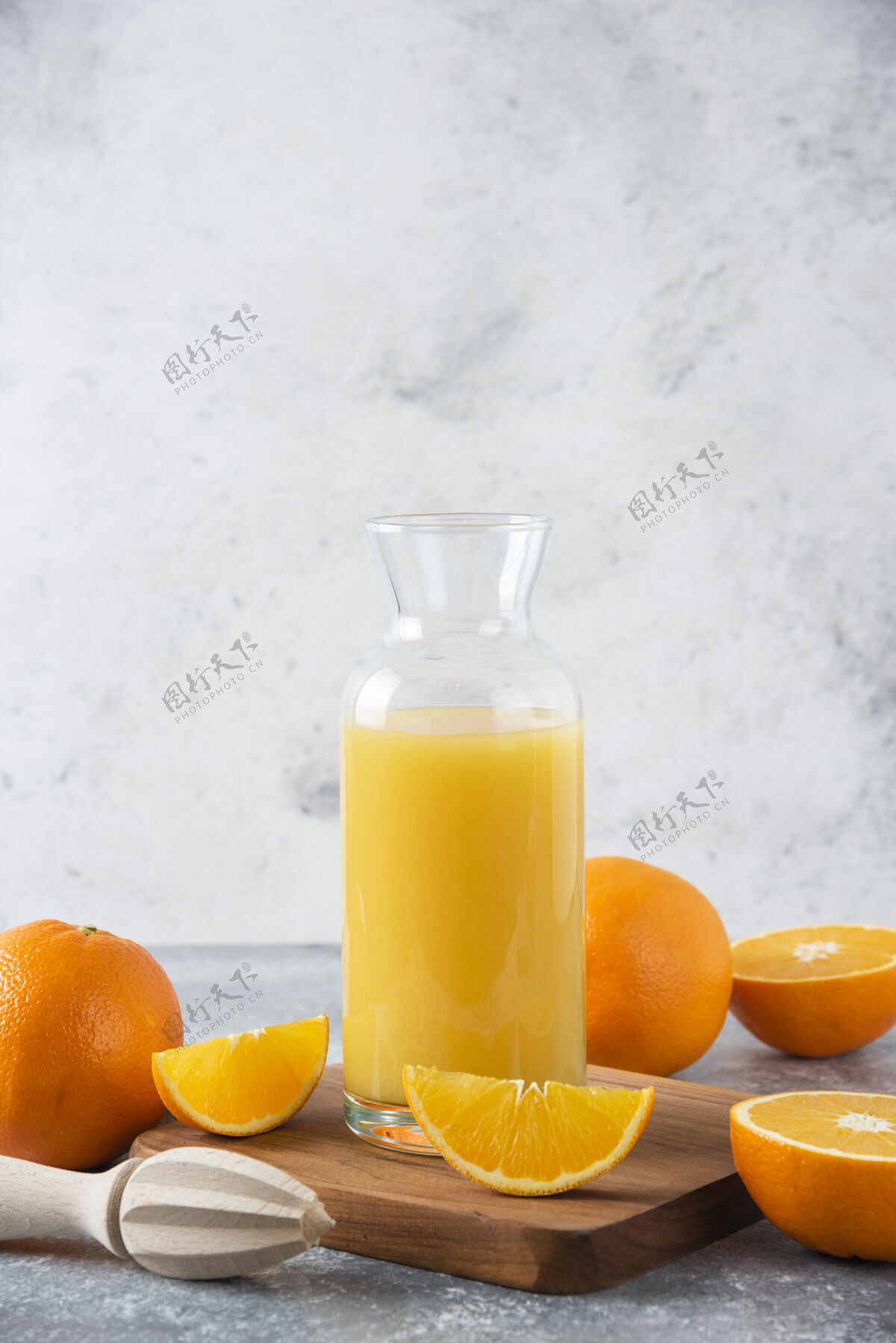 甜点一个装着新鲜橙子的果汁的玻璃罐放在木板上美味味道橙子