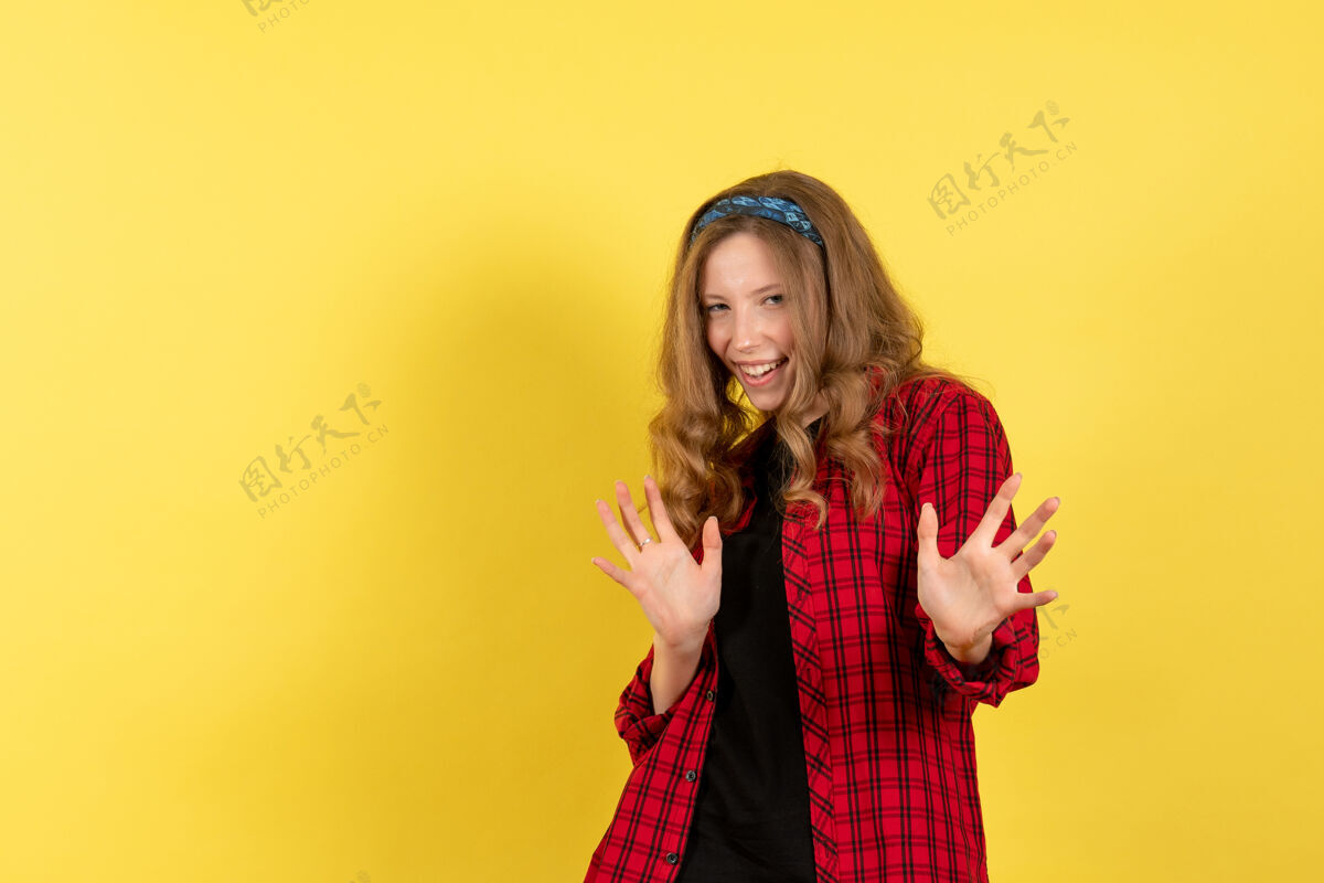 女孩正面图穿着红色格子衬衫的年轻女性站在黄色背景色的模特儿上 摆姿势姿势站立人物