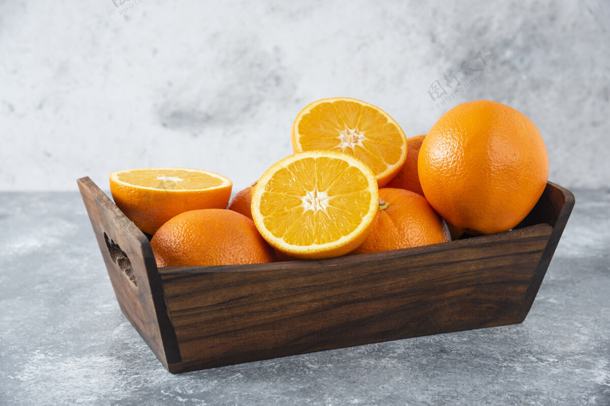 圆形一个木制的旧盒子 里面装满了切好的和多汁的橙子异国情调成熟提神