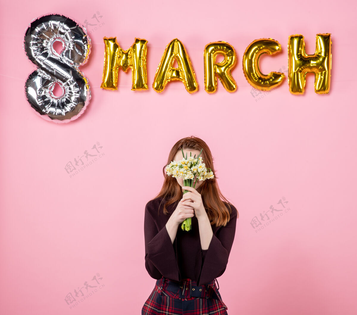 妇女节正面图：手拿鲜花的年轻女性 粉色背景上的三月装饰派对妇女节三月结婚激情平等性感礼物年轻的女性日8