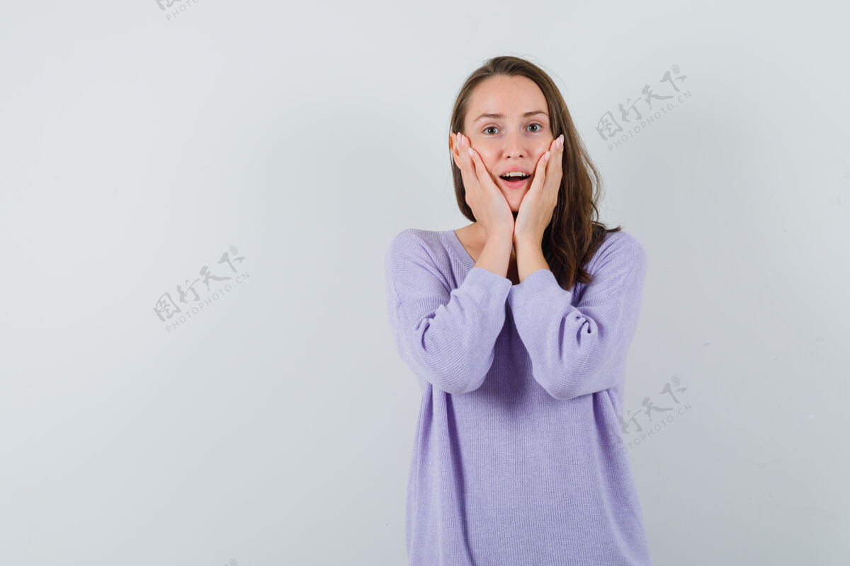 女性身穿淡紫色上衣的年轻女性 手放在头上 看起来情绪激动姿势自信手