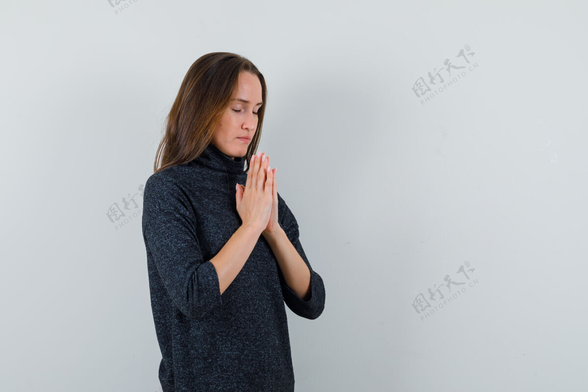 水疗穿着休闲衬衫的年轻女士手牵手做着祈祷的手势 看上去很平静女性手健康