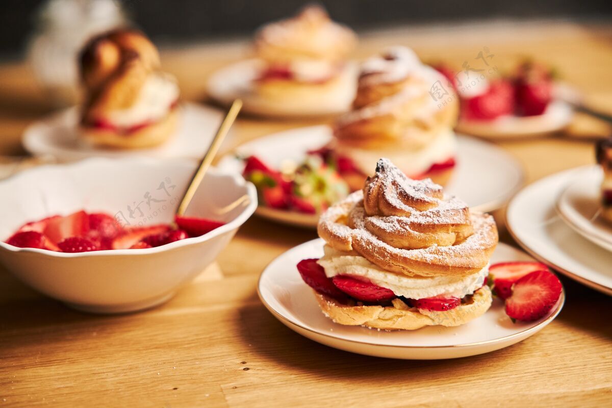 零食特写镜头美味奶油泡芙与草莓在木桌上浆果泡芙巧克力
