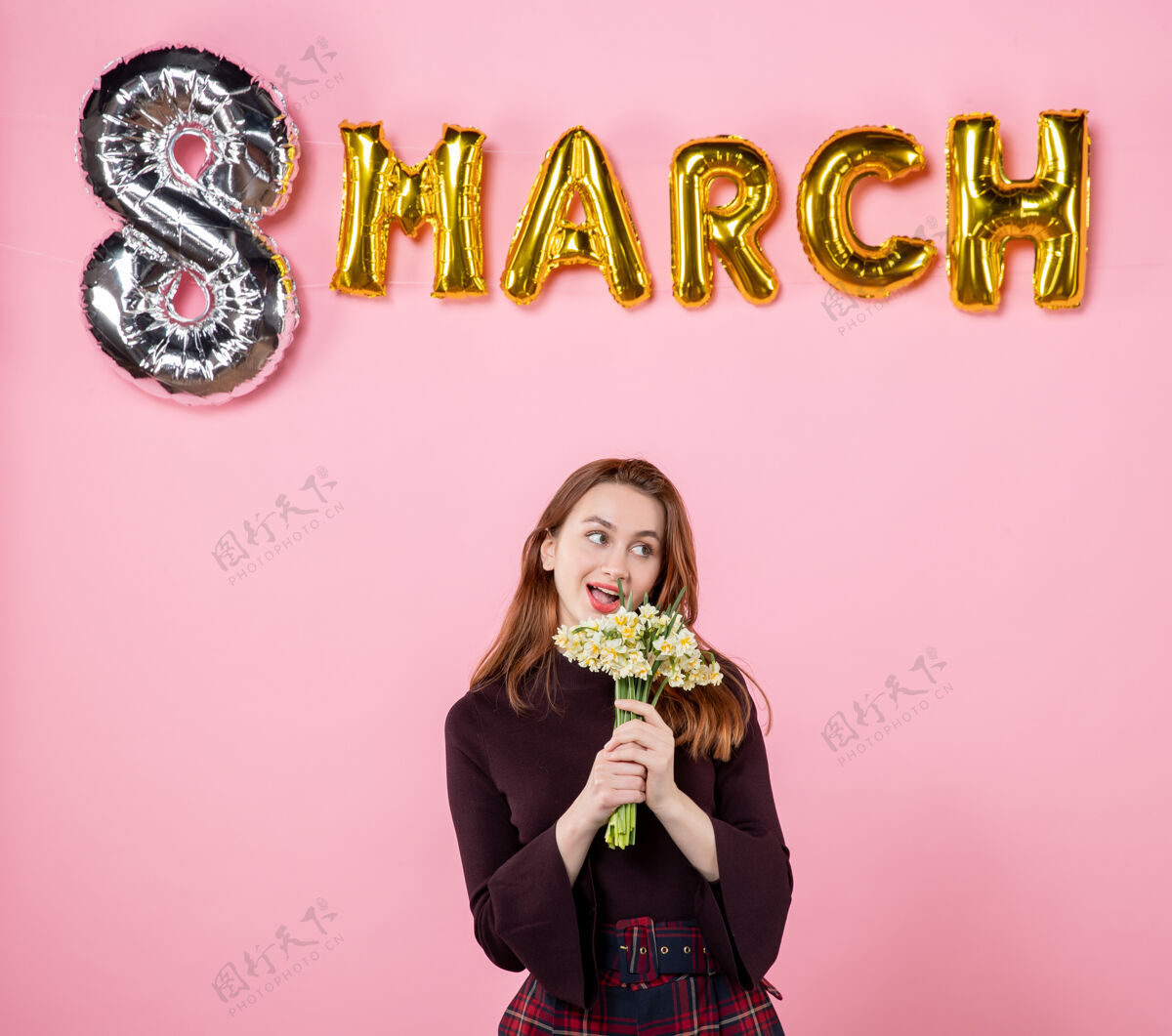 人正面图：手拿鲜花的年轻女性 粉色背景上的三月装饰派对妇女节三月结婚激情平等性感礼物花年轻的女性8