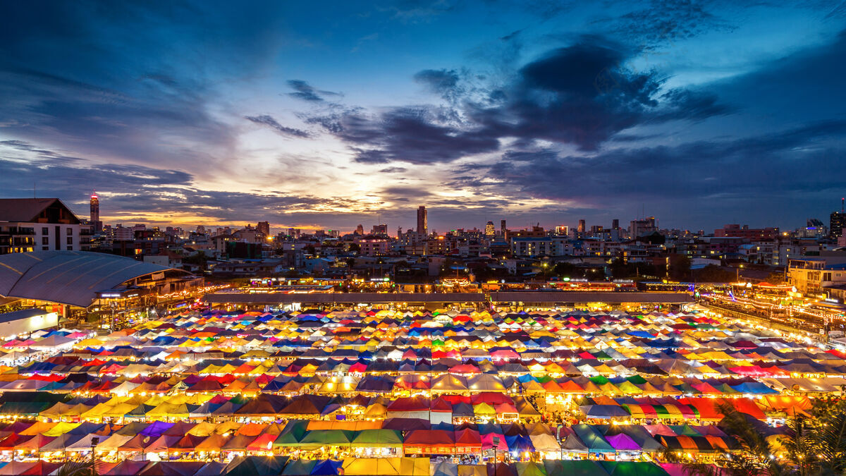 购物泰国曼谷夜市的彩色帐篷泰国街道销售