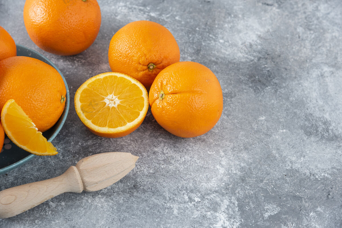 美味一碗满是切好的和多汁的橙子 用木铰刀橘子多汁柑橘