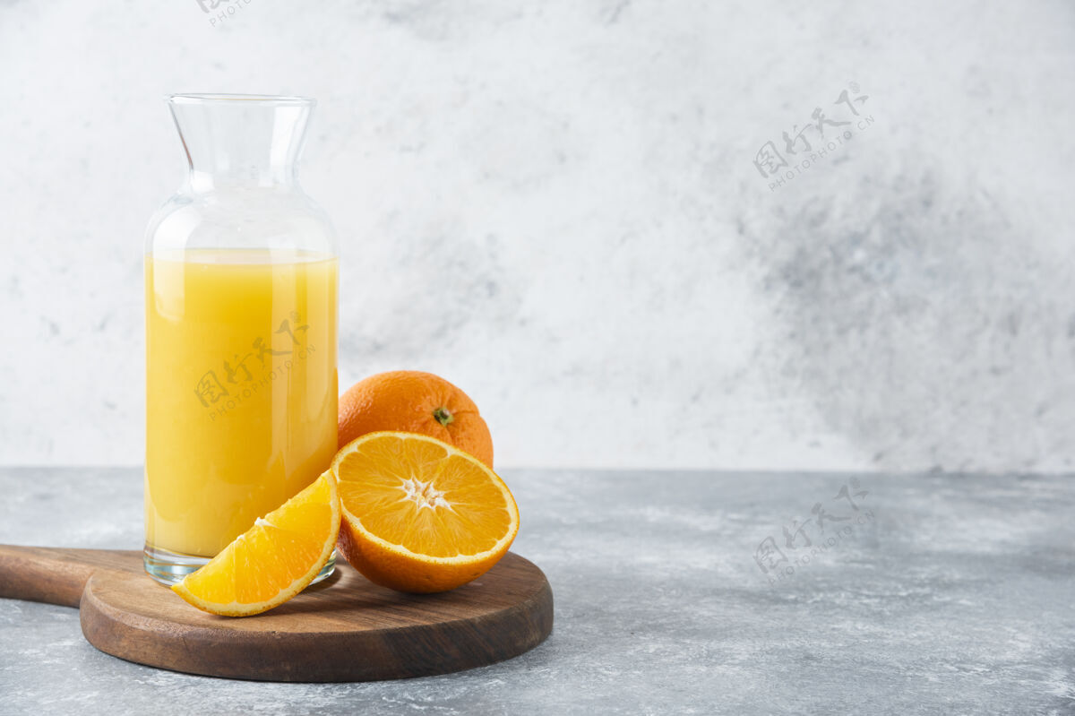 有机一杯果汁和一片橙子纯液体成熟