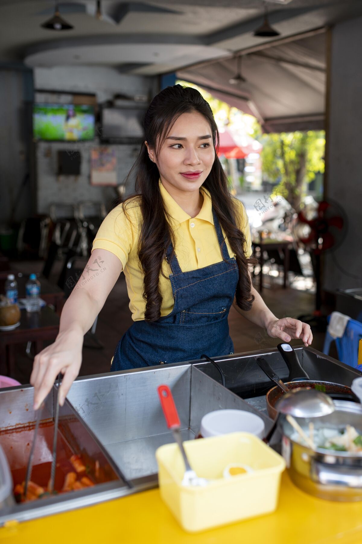 烹饪在食品车工作的中枪女人美食膳食中镜头