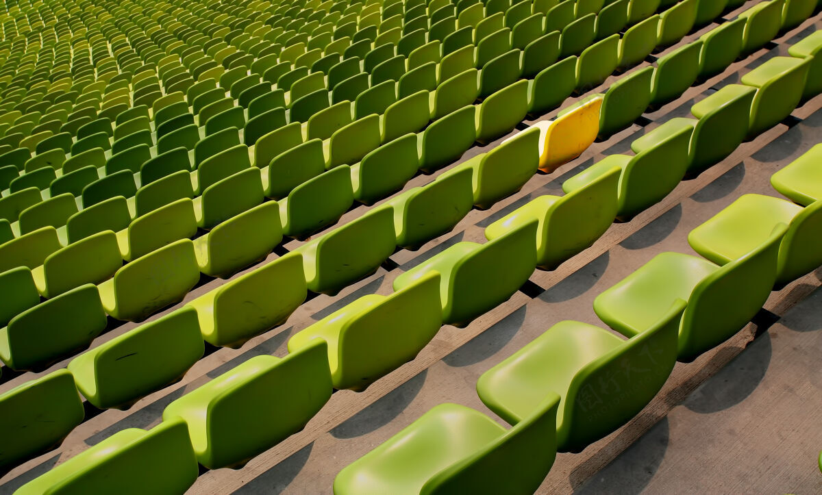 独特绿色体育场座位最小绿色空椅子