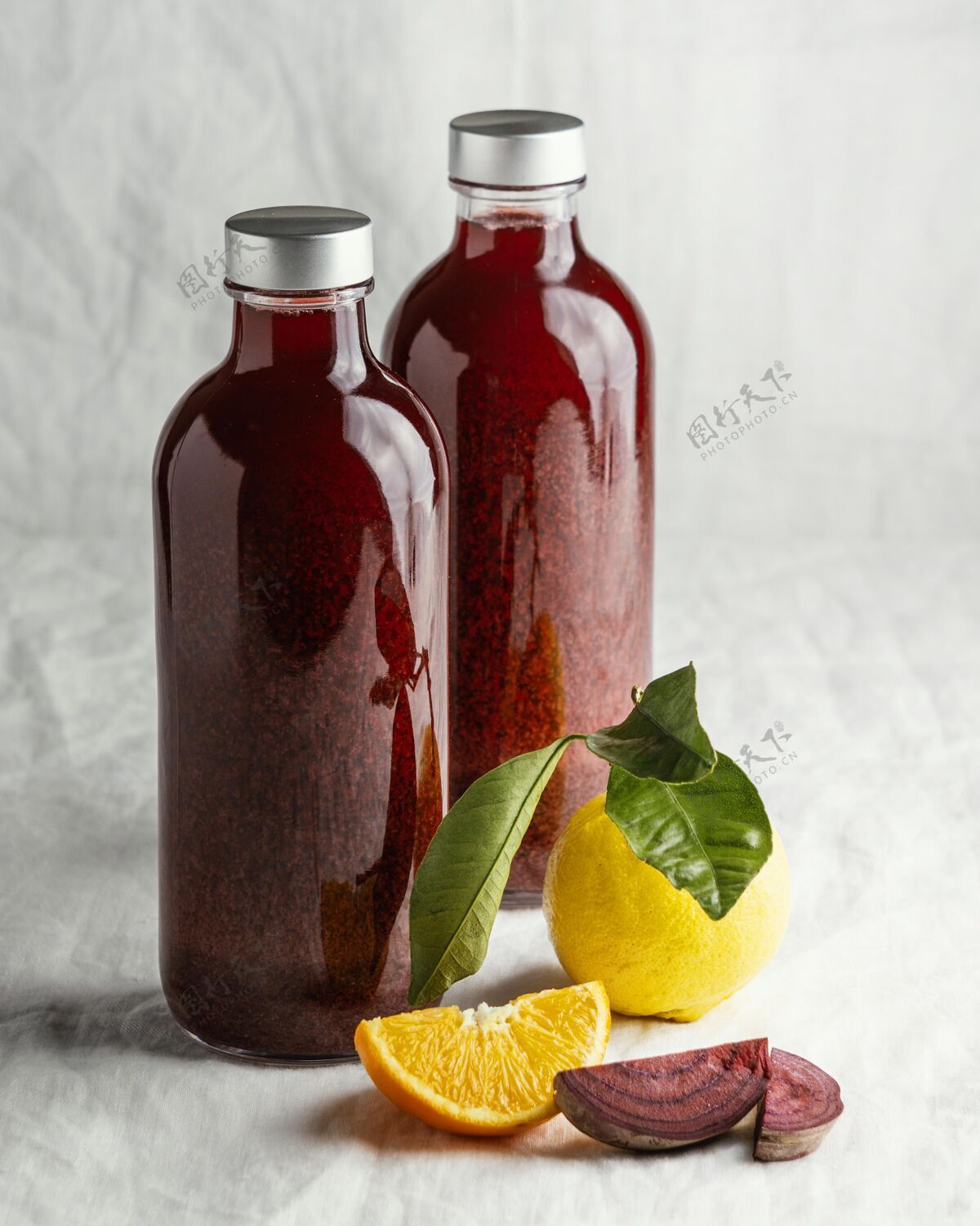 健康健康的红色饮料在玻璃瓶的安排成分提神饮料健康生活方式