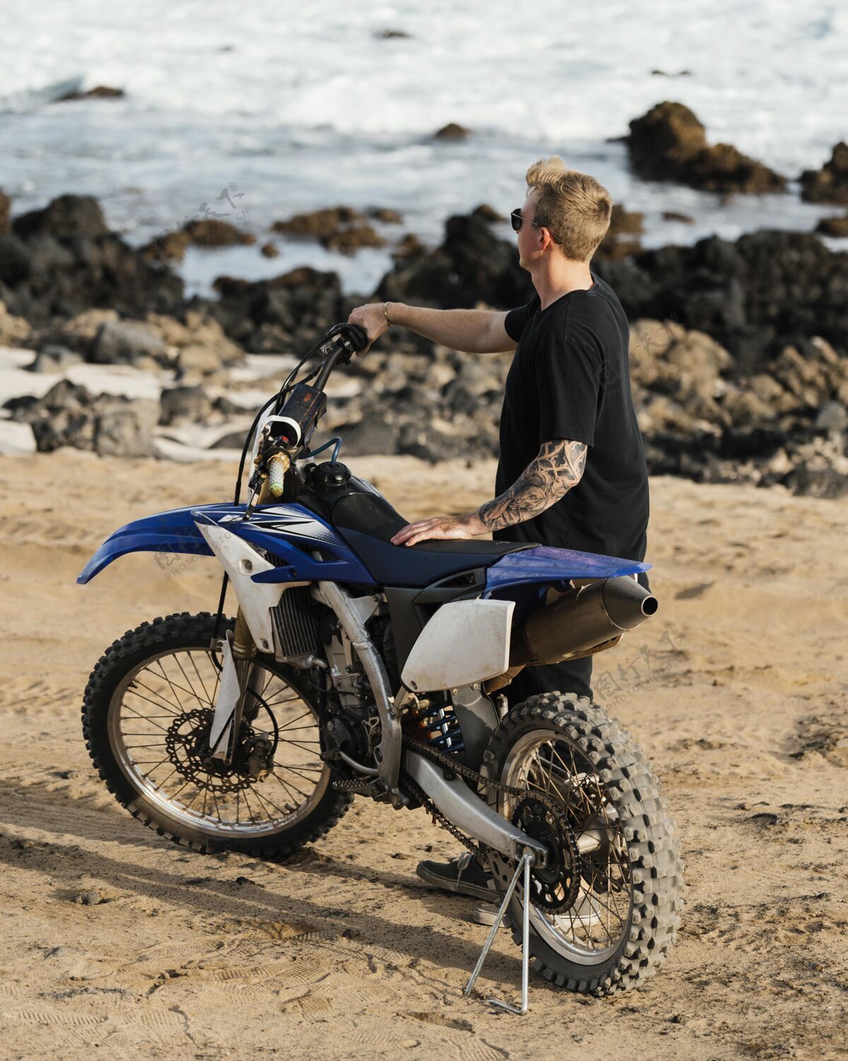 激情夏威夷骑摩托车的人旅游男人模型