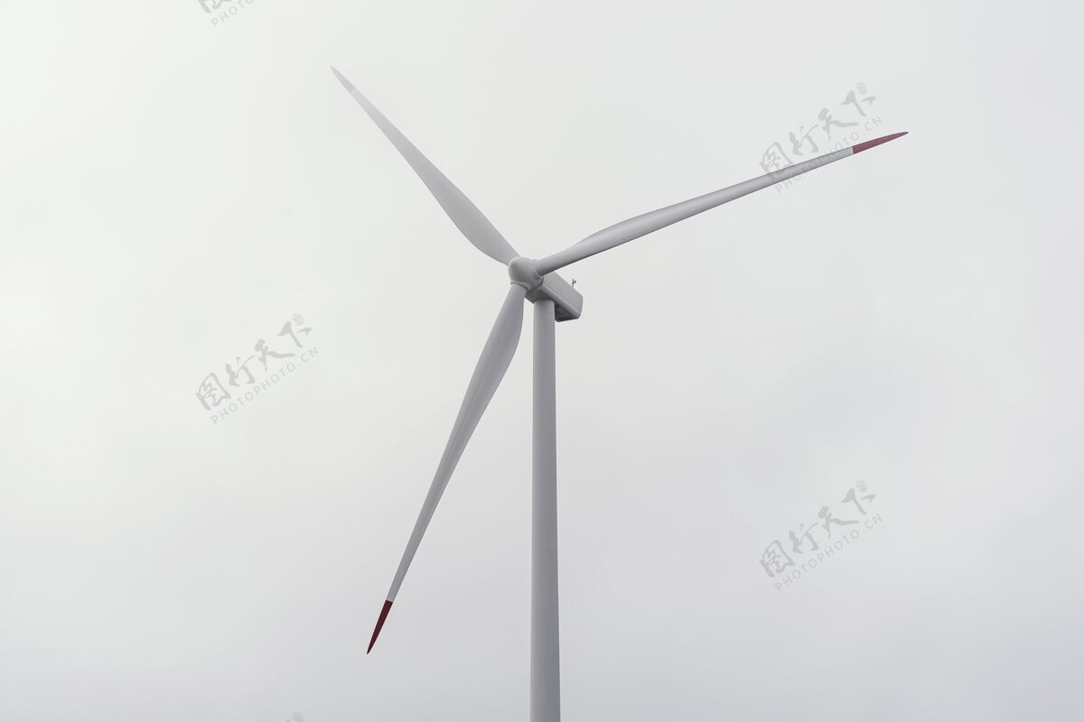 生态风机对着多云的天空可再生资源风力涡轮机电能