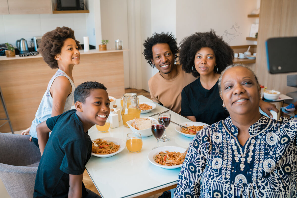 沙发非裔美国人多代家庭在家吃饭时用手机自拍的照片家庭和生活方式概念室内混血记忆