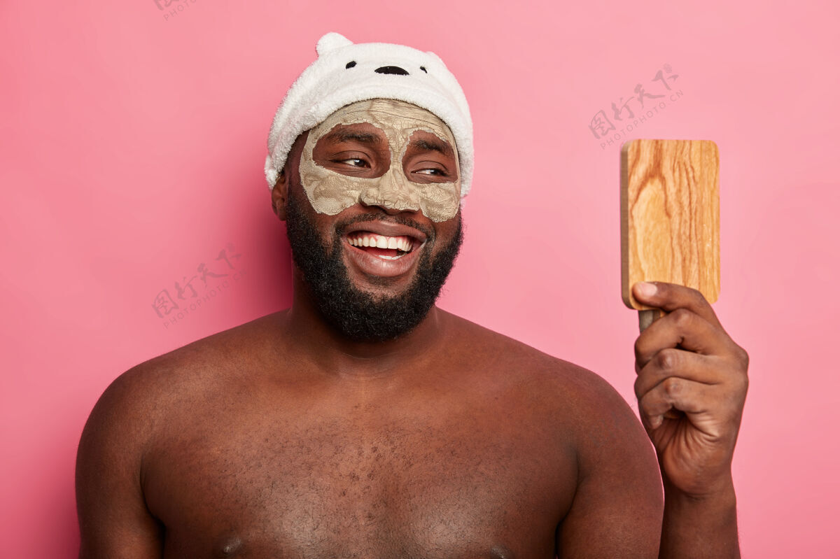水疗美国黑人戴着泥面具 表达积极情绪正面未刮胡子牙齿