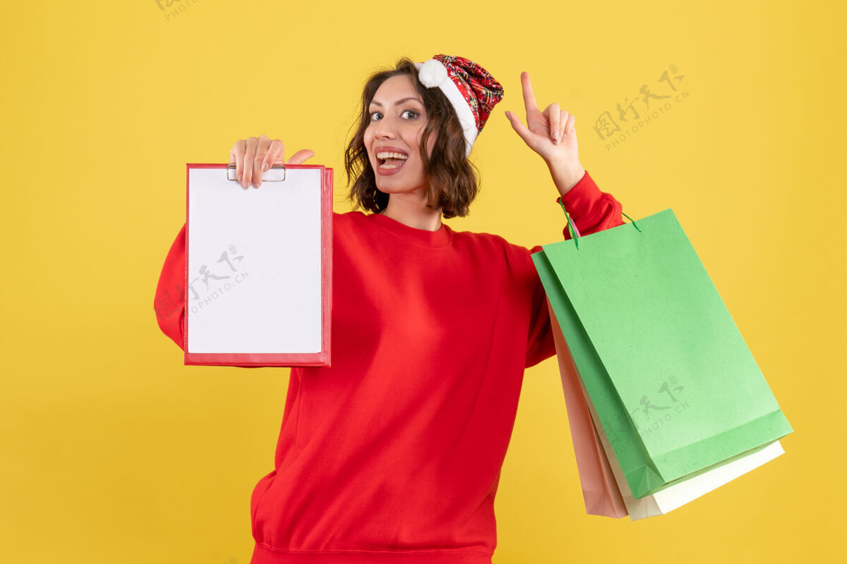 购物者正面图年轻女子拿着黄色的文件和包裹情绪颜色盒子