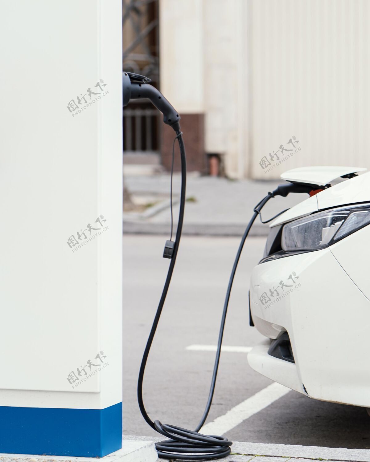 垂直在电动汽车充电站充电的汽车侧视图绿色可再生资源环保