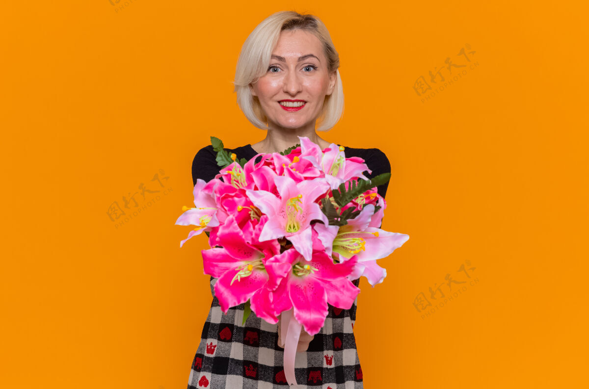 年轻快乐的年轻女子 穿着漂亮的衣服 手里拿着一束鲜花花束国际站