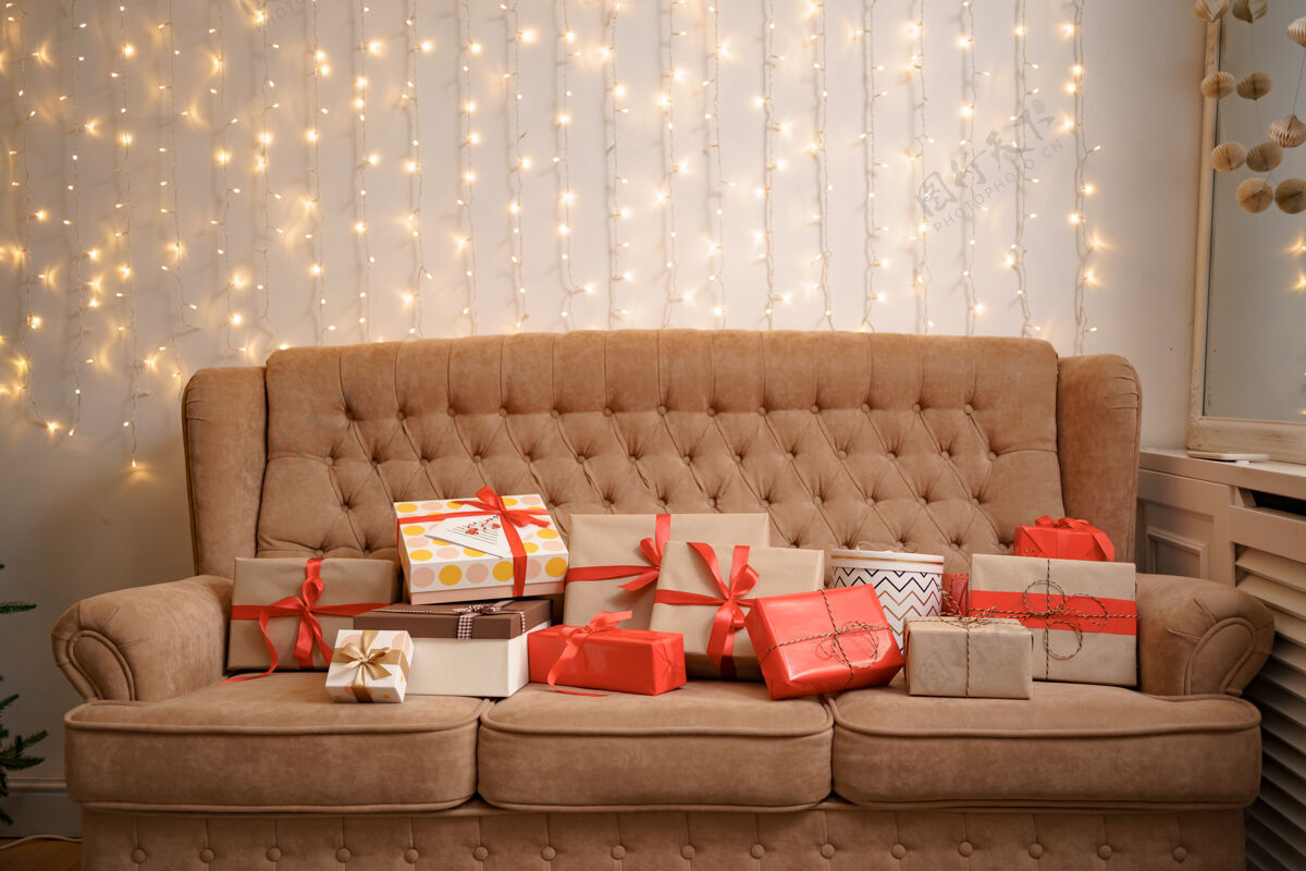 庆祝圣诞客厅 沙发上有圣诞树和礼物树圣诞舒适