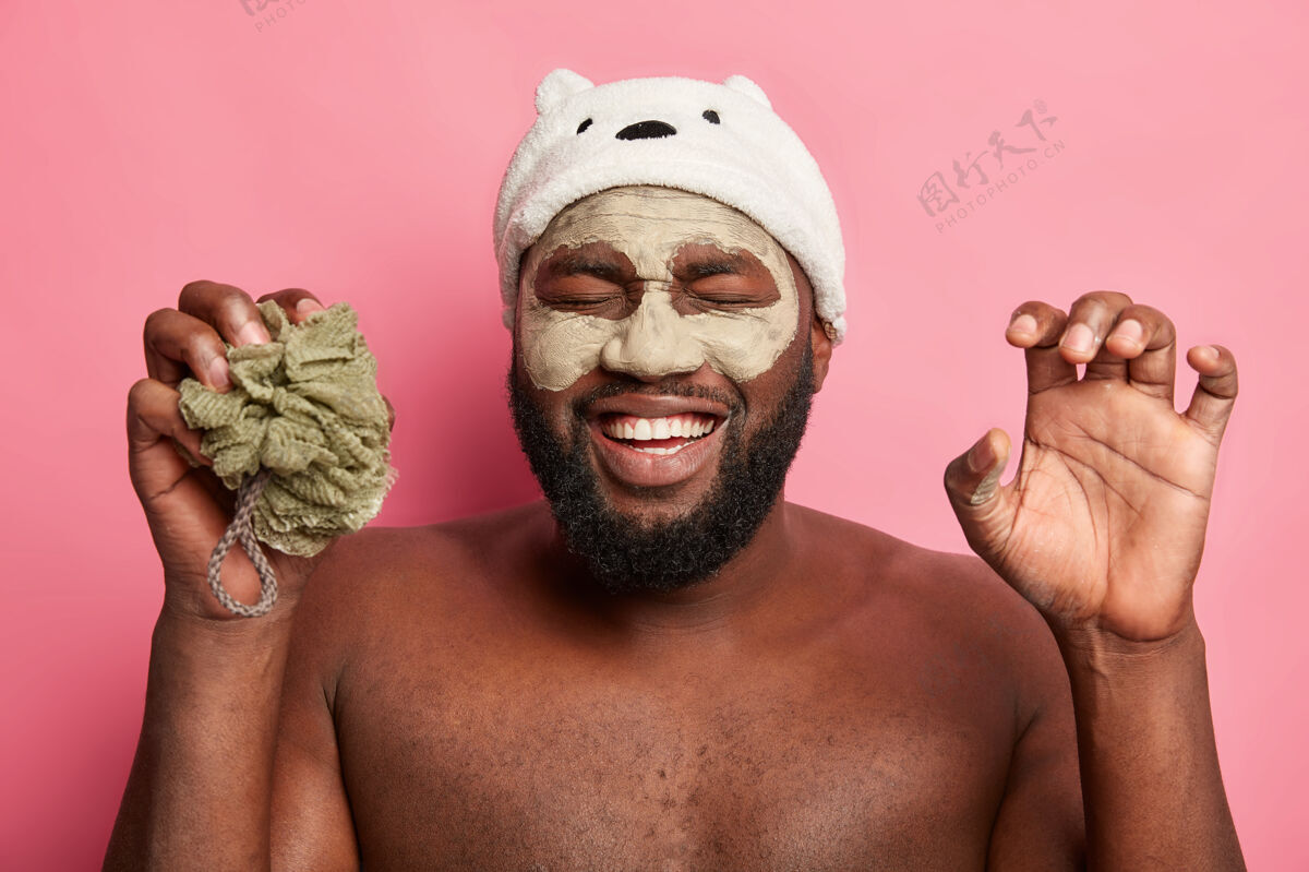 按摩美国黑人戴着泥面具 表达积极情绪留茬身体牙齿
