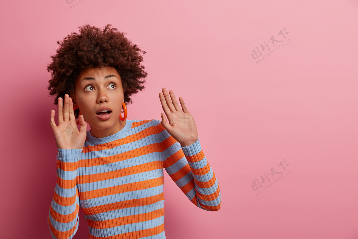 罗西一个迷人的年轻女子的特写肖像向上惊人震惊