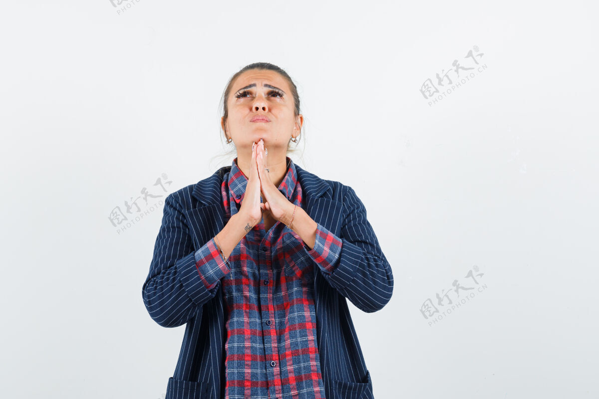 女士身穿衬衫 夹克的女士手牵手祈祷 看上去充满希望 正面照祈祷夹克手势