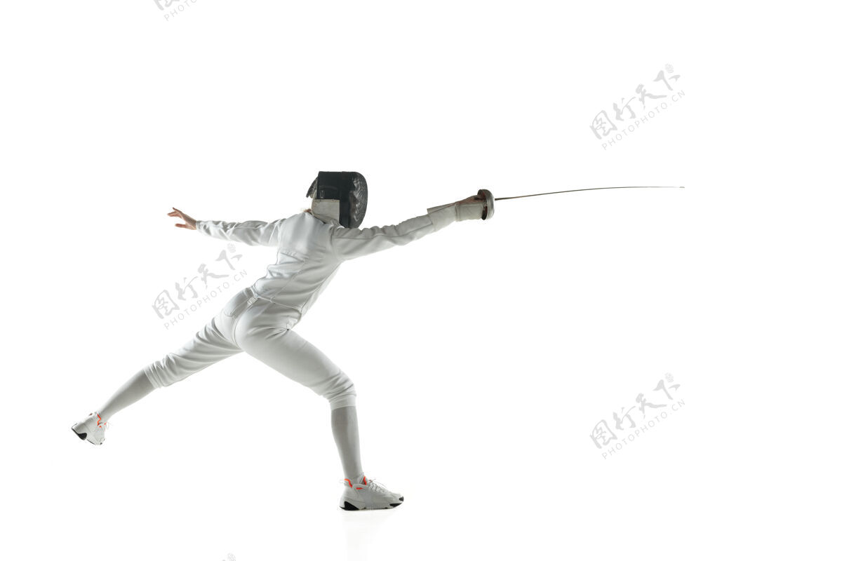 活动身着击剑服装的少女们手拿剑孤立在白色的工作室墙上冠军游戏装备