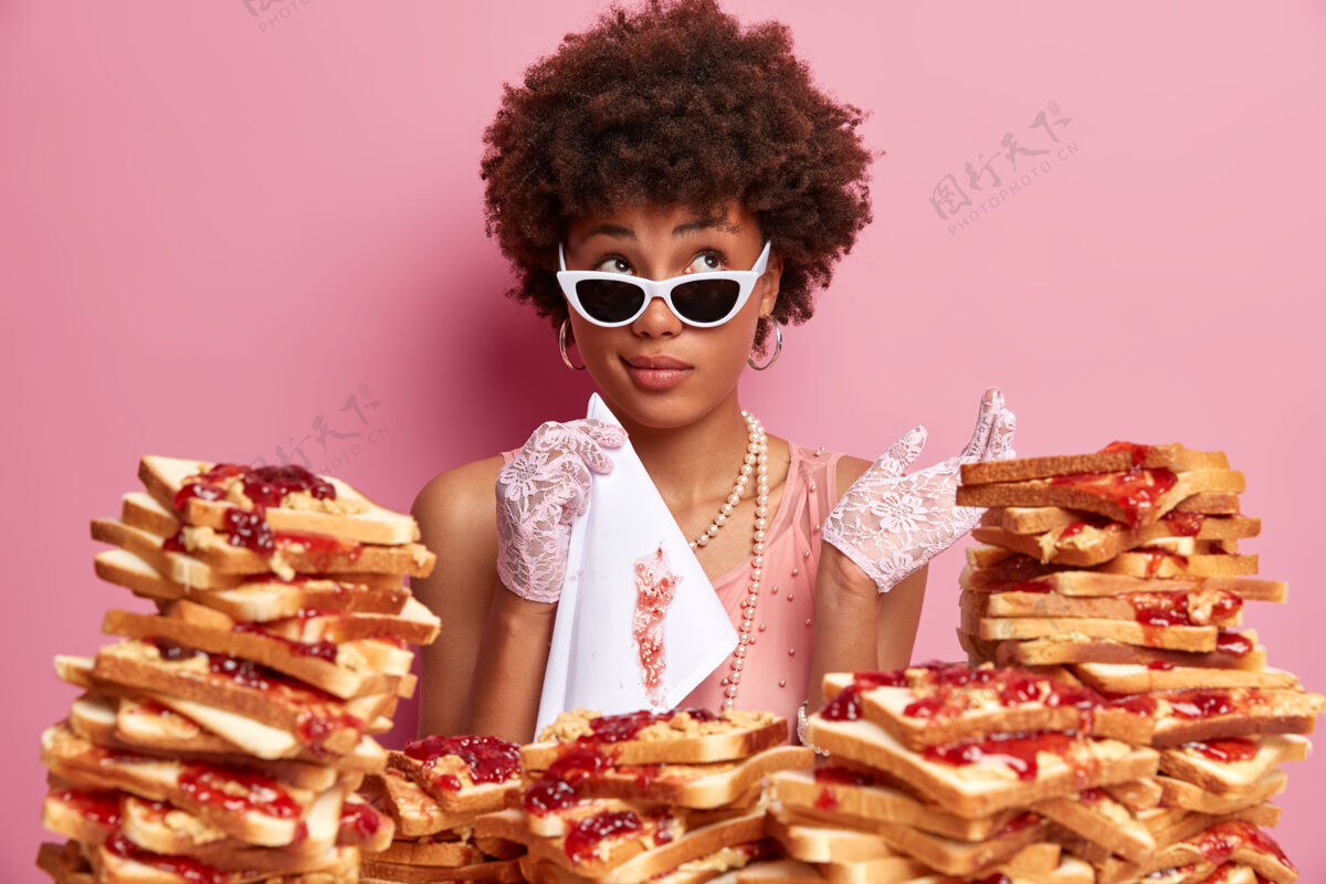 三明治迷人的女人 有着非洲头发 周围是花生酱果冻三明治餐厅不知道成人
