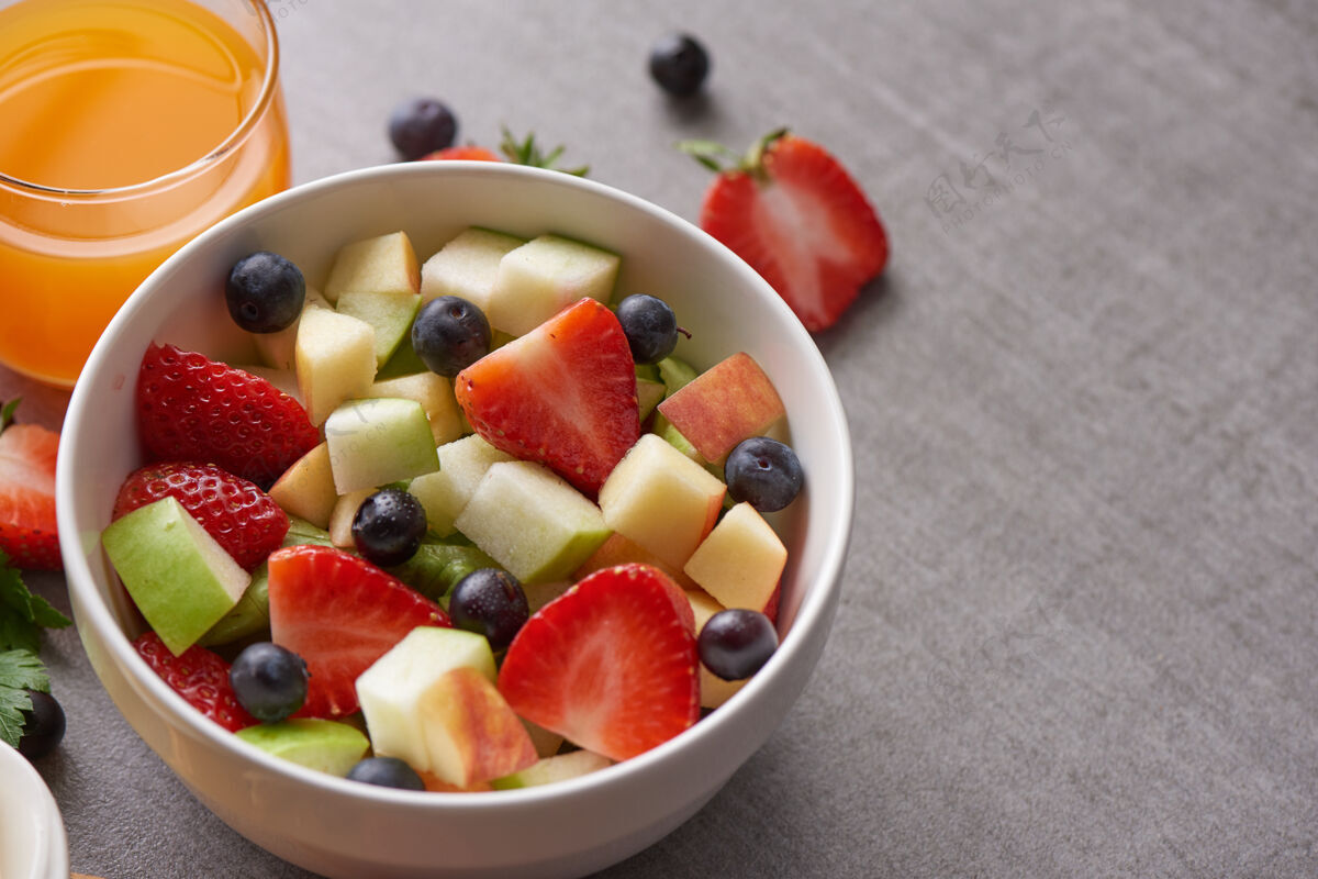 钙一碗健康的新鲜水果沙拉新鲜水果蔬菜沙拉 健康的早餐烹饪麦片新鲜