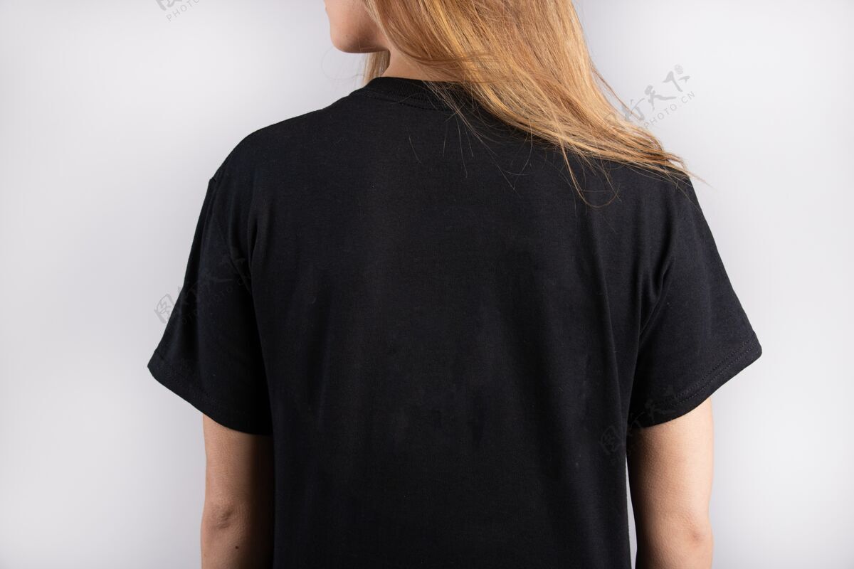 女性年轻女性穿着黑色短袖t恤 背景为白色墙壁模特衣服红色
