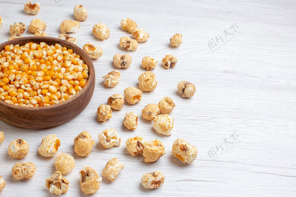 爆米花正面是黄色生玉米的甜爆米花电影食物谷类食品