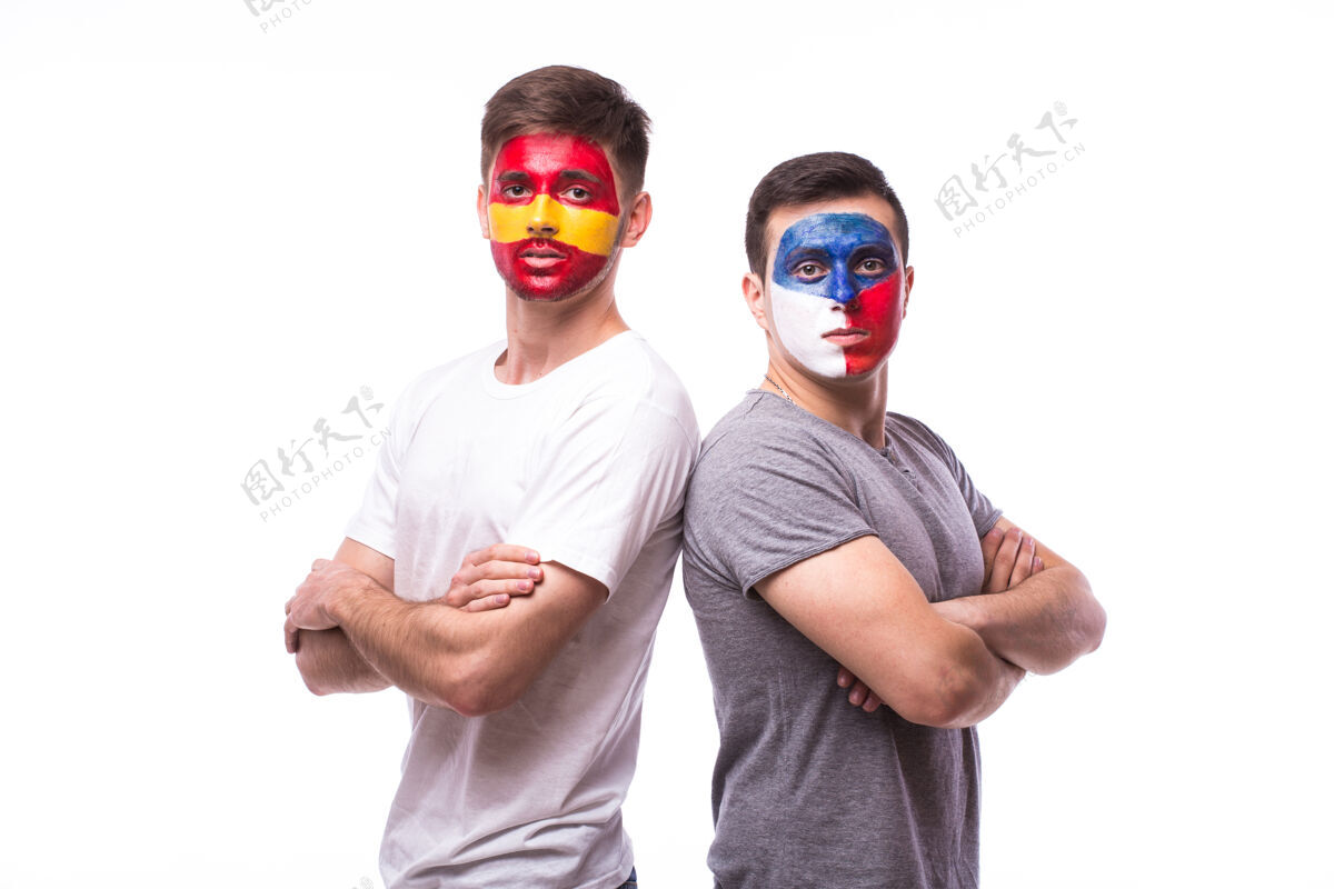 快乐年轻的捷克和西班牙球迷被隔离在白墙上男性足球油漆