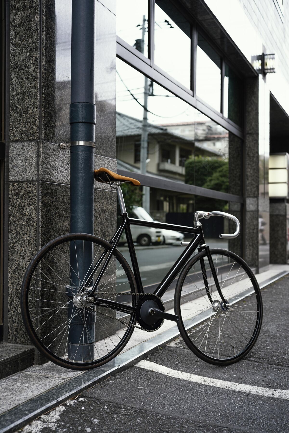 自行车在街上骑自行车交通工具自行车自行车