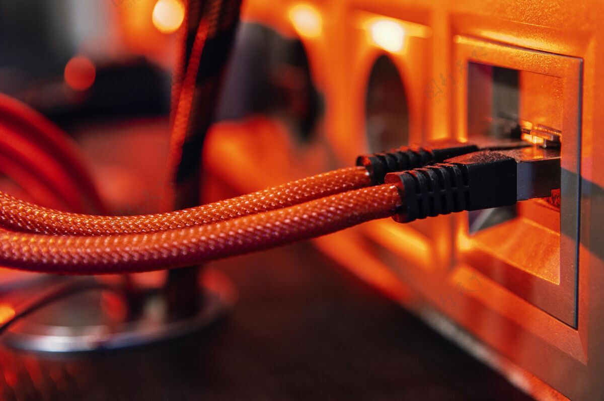 技术红色背景中的电缆网络特写背景