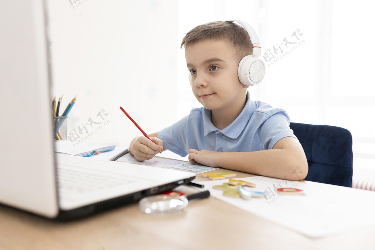 在线学习中枪小孩拿着铅笔横向在家技术