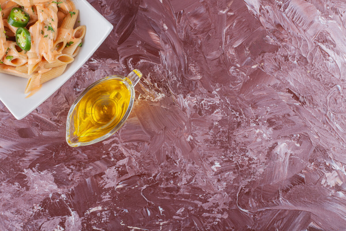 自然把胡椒粉和油放在一张桌子上背景健康菜肴