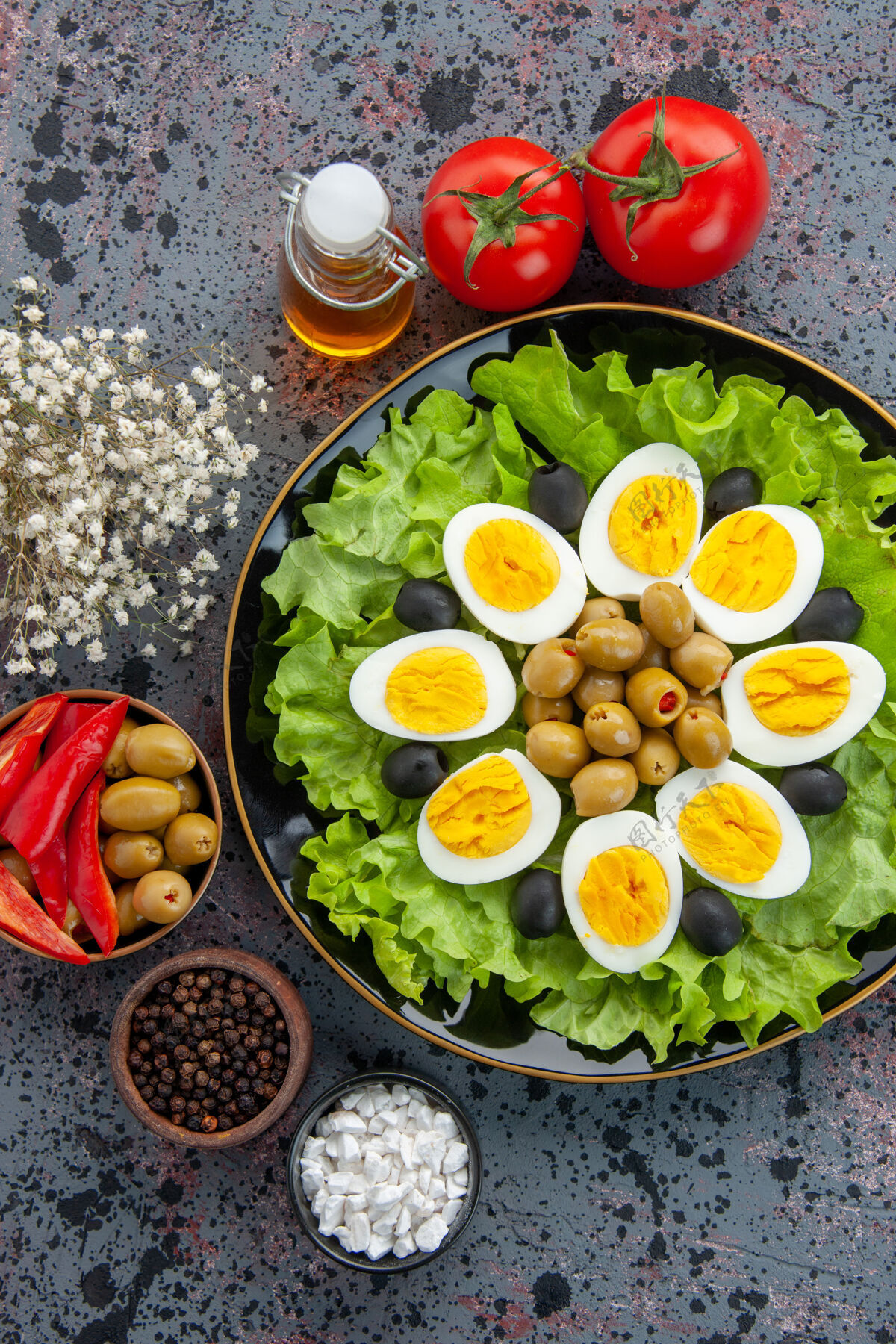盘子俯瞰美味的鸡蛋沙拉与西红柿和橄榄在光的背景光线沙拉蔬菜