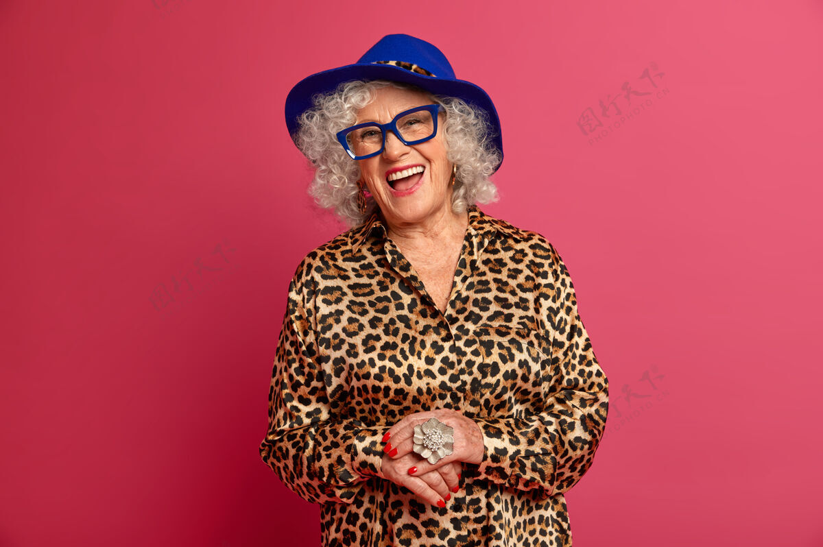 生活方式幸福满脸皱纹的时尚老奶奶的特写写真高兴老人养老金