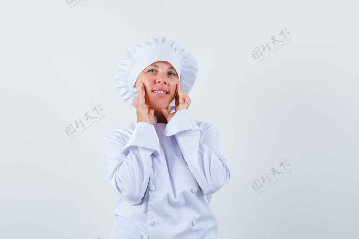 可爱穿着白色制服的女厨师抚摸着脸颊上的皮肤 看起来很可爱模特触摸女士