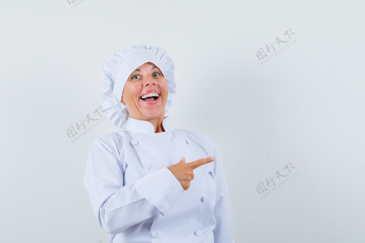 休闲女厨师指着右边穿着白色制服 看上去很开朗女性乐趣厨师
