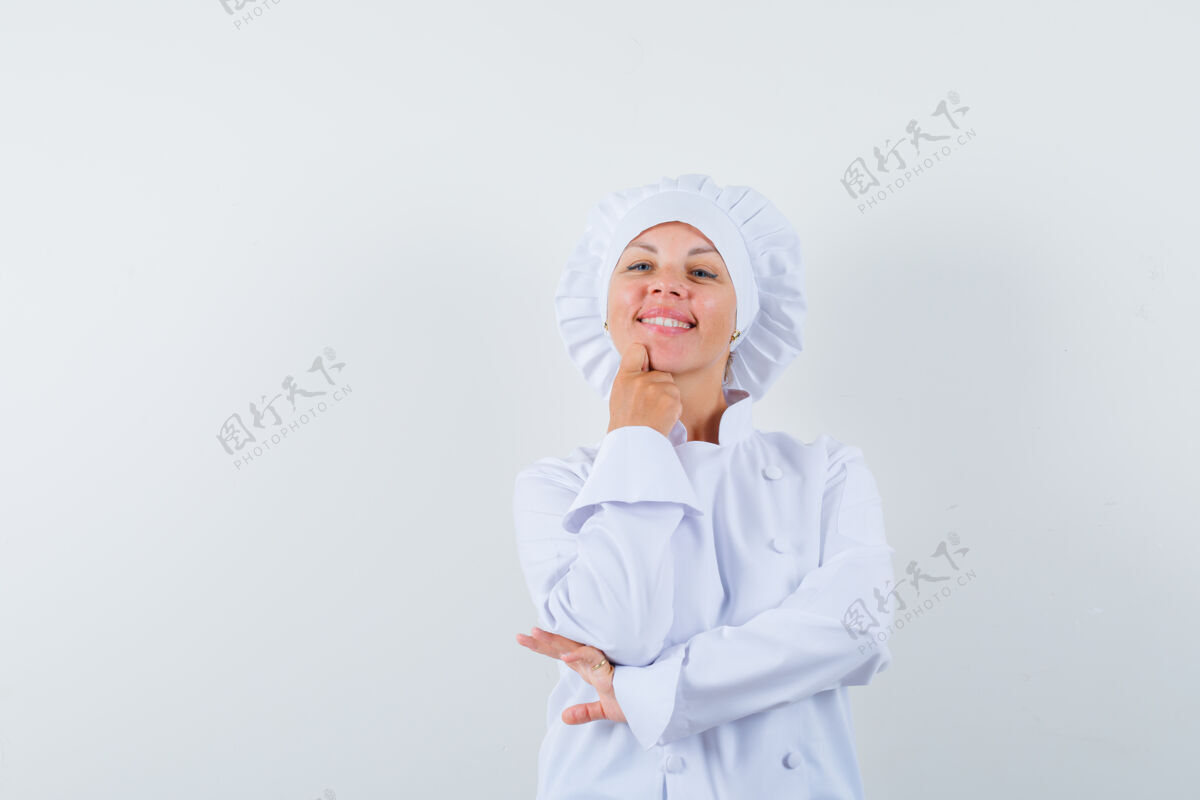 好看女厨师手托下巴 穿着白色制服 看起来很自信欢呼下巴魅力