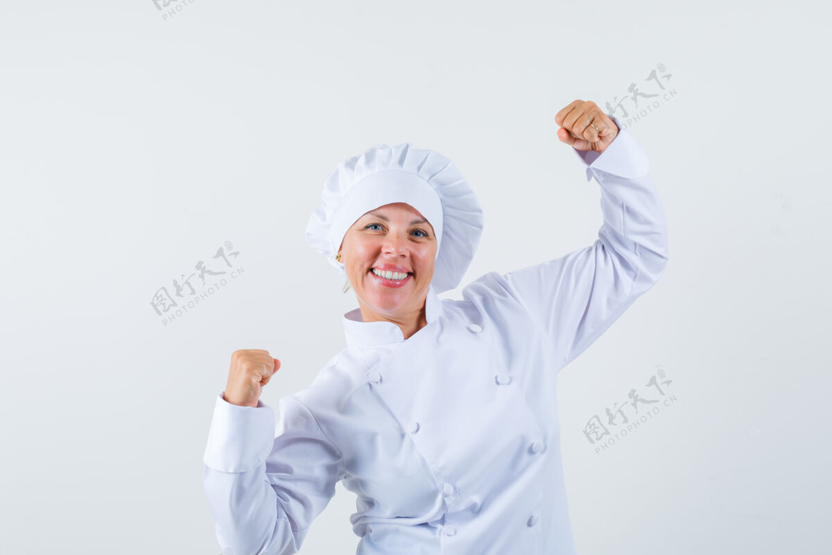 卷发身着白色制服的女厨师展示获奖者的姿态 看上去很幸运时尚优雅时尚