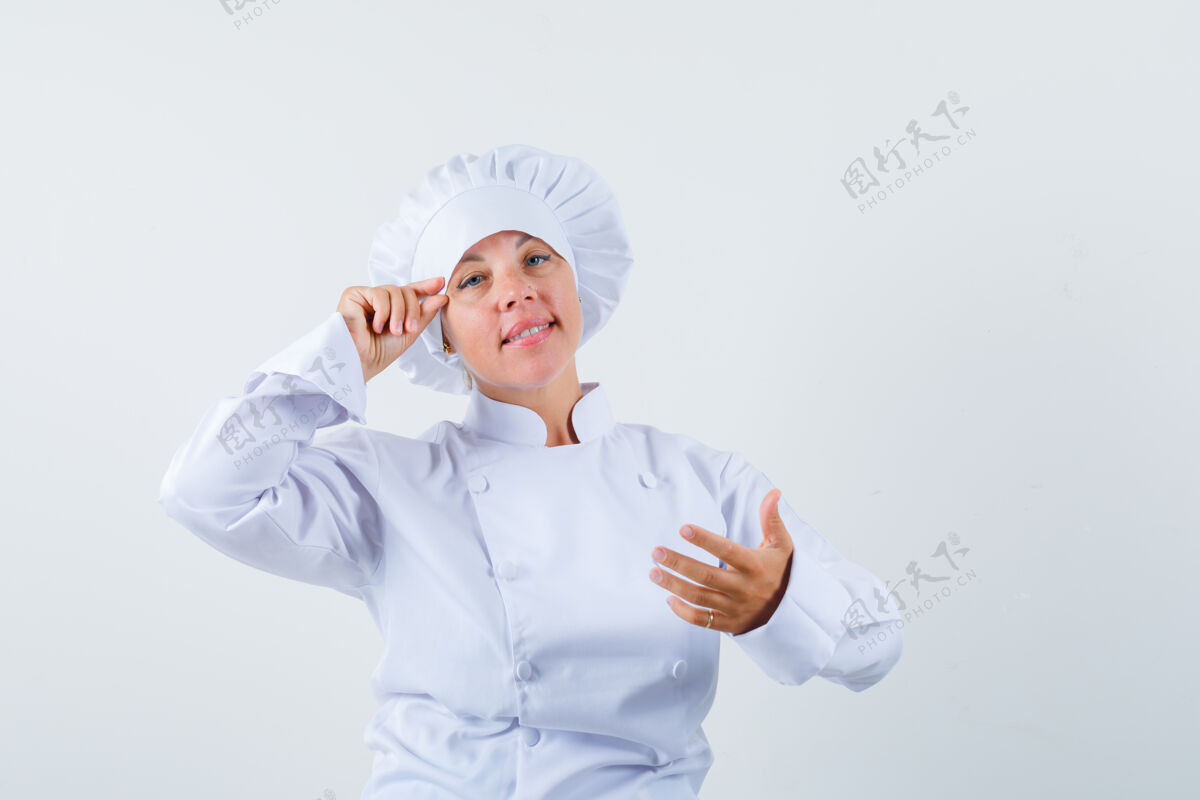 模特女厨师穿着白色制服假装化妆 看起来很精致时尚精致时尚