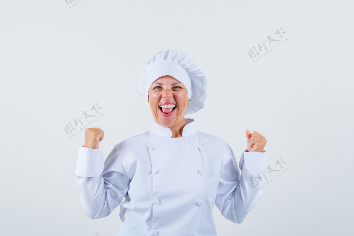 女士女厨师穿着白色制服 摆出胜利者的姿态 看上去很开心看起来快乐制服