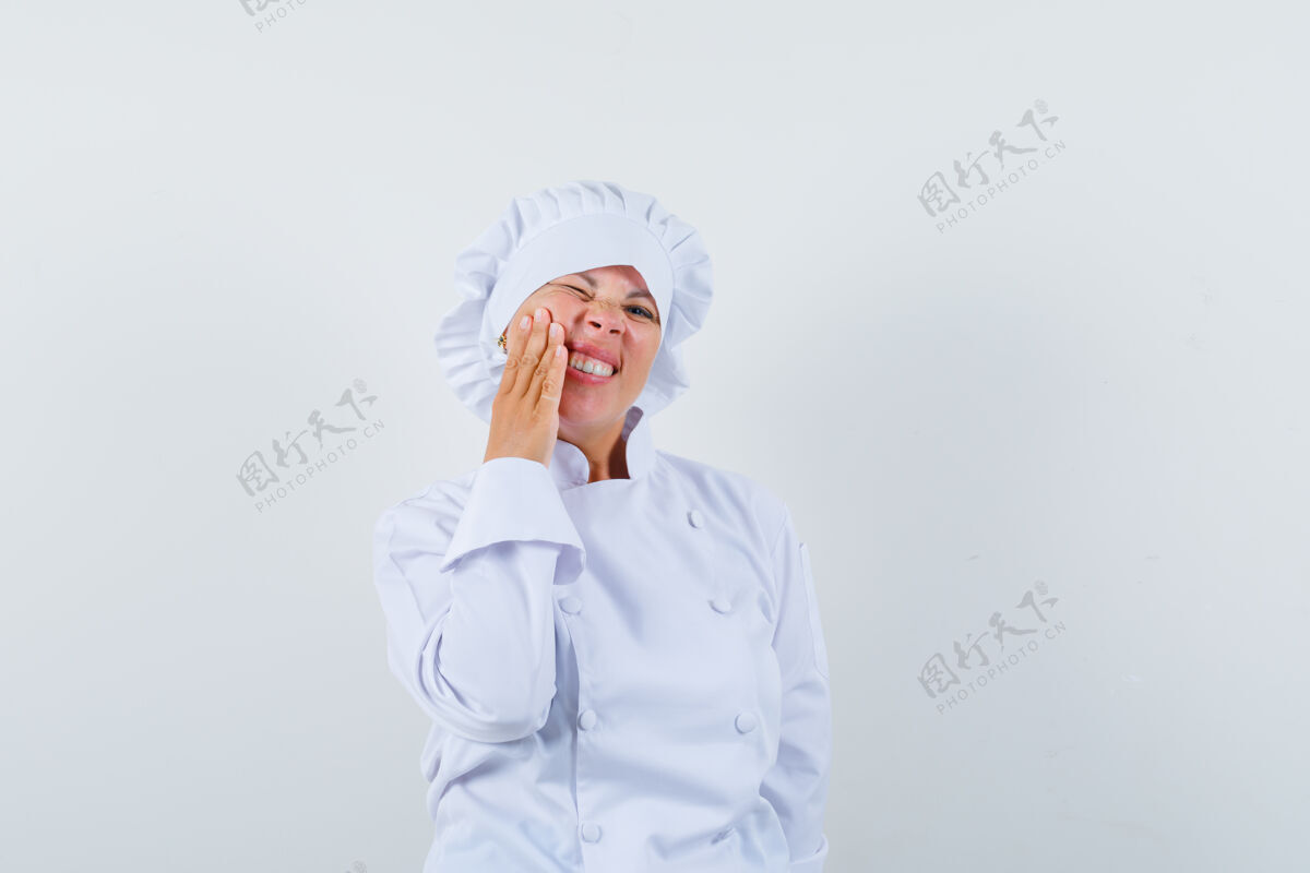 女士穿着白色制服的女厨师牙疼 看起来很不舒服年轻脸牙痛