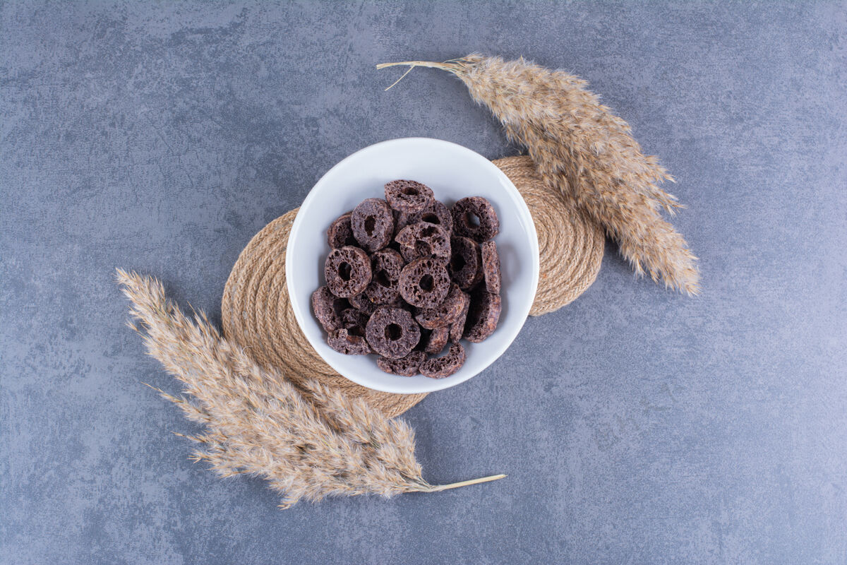 维生素健康早餐 巧克力玉米圈放在石头盘子里燕麦顶视图蛋白质