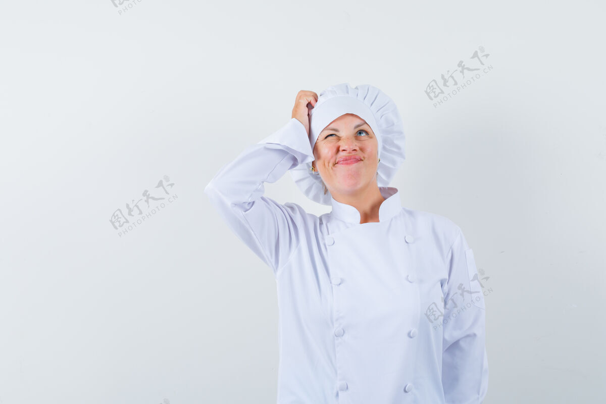卷发穿着白色制服的女厨师搔着头 看起来很健忘魅力可爱时尚