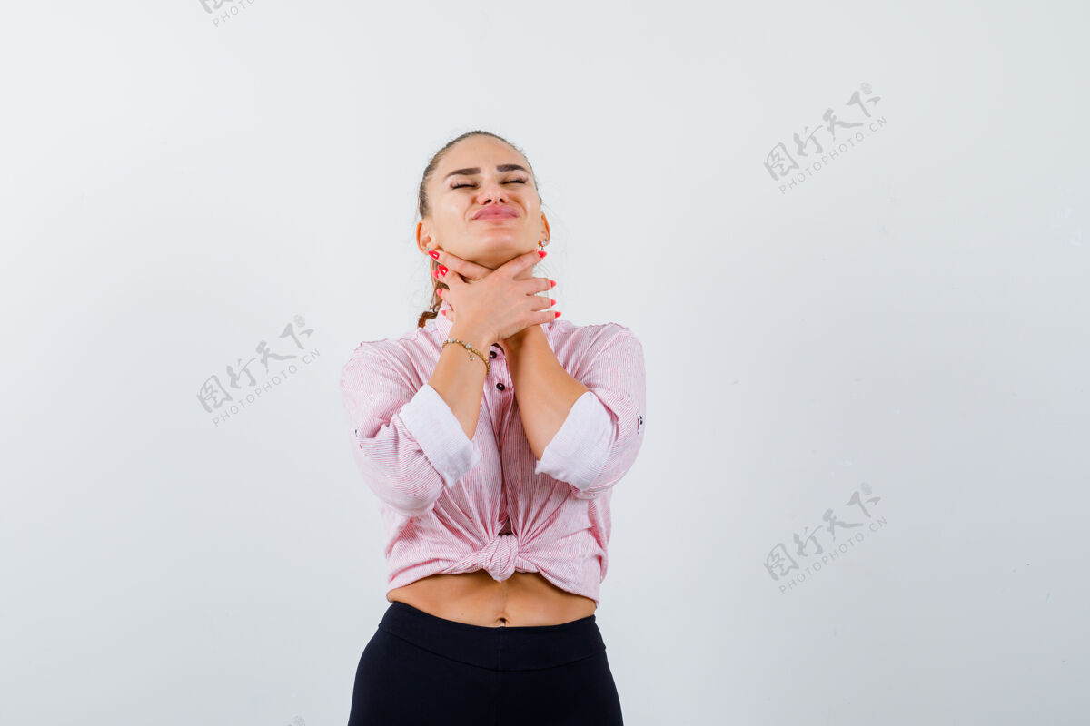 黑发年轻女性穿着休闲衬衫 裤子饱受喉咙疼痛和面容不适之苦 前视图成人皮肤护理喉咙