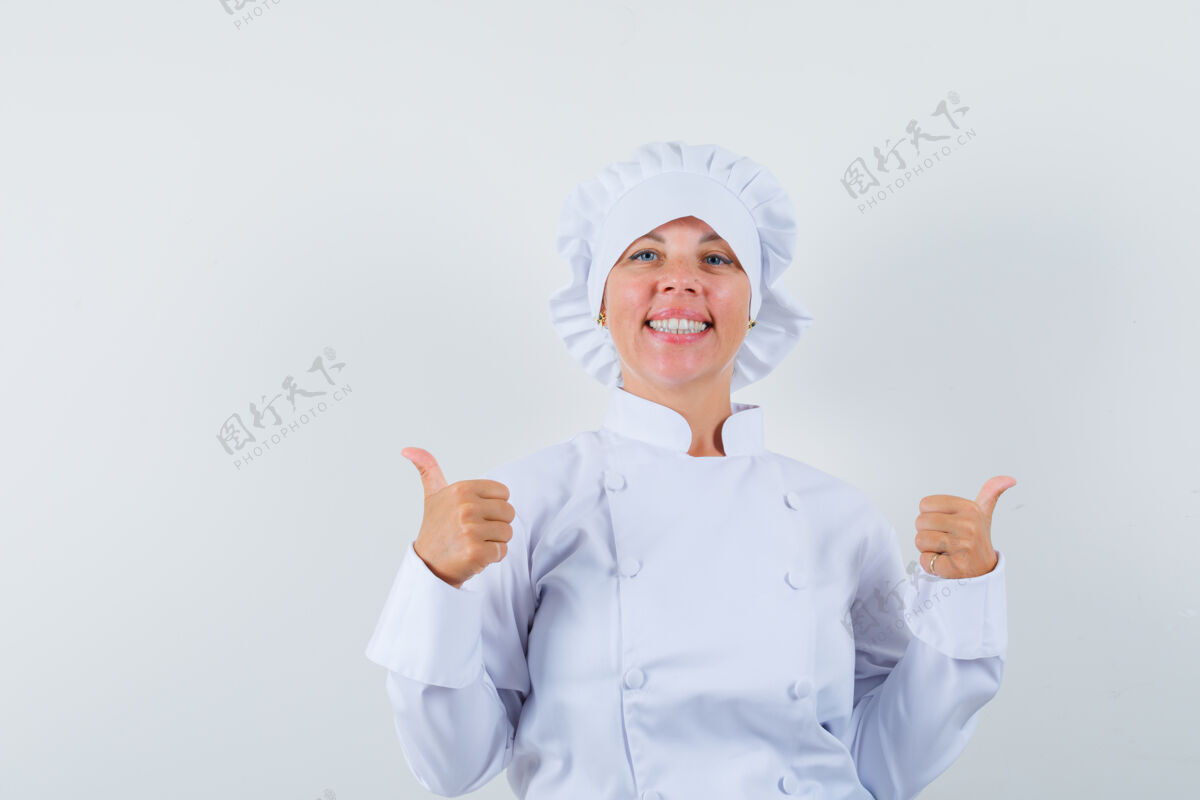 时尚穿着白色制服的女厨师竖起大拇指 看上去很自信欢呼乐趣模特