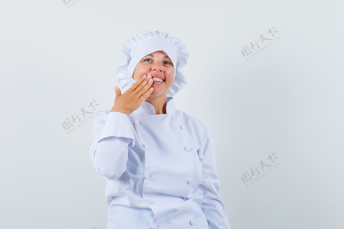 漂亮穿着白色制服的女厨师手拉着嘴 看上去很高兴休闲好看表情