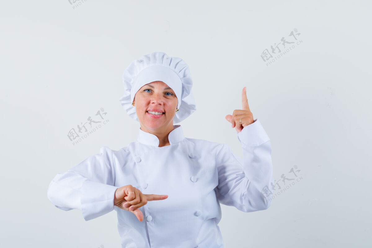 休闲一位身穿白色制服的女厨师站在一边站起来 看上去很自信脸眼睛旁白